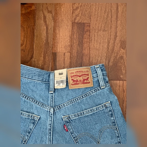 Levi’s High Rise Mom Jean Shorts - Picture 5 of 5